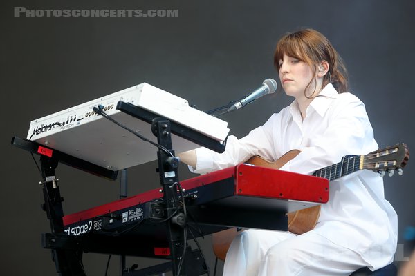 ALDOUS HARDING - 2022-08-26 - SAINT CLOUD - Domaine National - Grande Scene - 